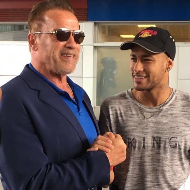 Neymar e Arnold si stringono la mano. Twitter